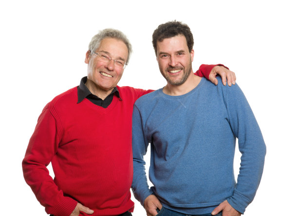 穿红色衣服的老人，抱着穿蓝色衣服的年轻人图片下载