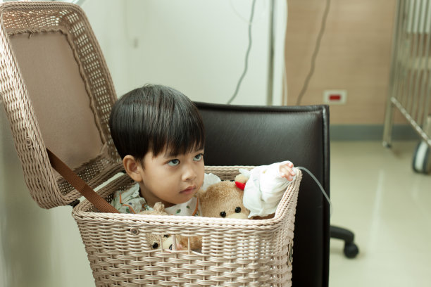 孩子们在医院里休养，篮子里放着他最喜欢的泰迪熊图片下载