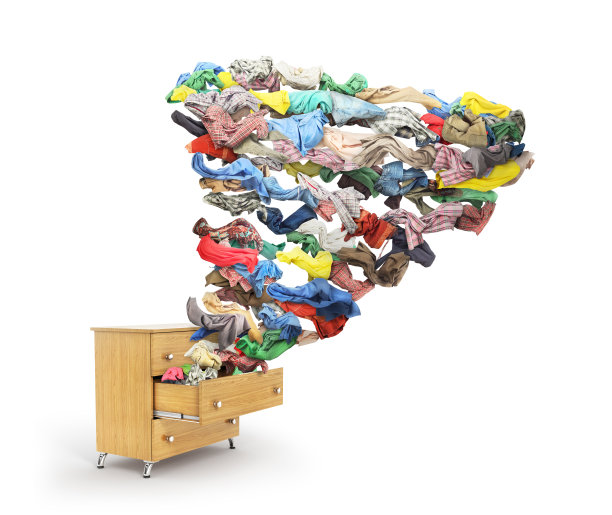 被隔离在白色背景上的碗柜里的衣服像龙卷风一样飞了出来图片下载