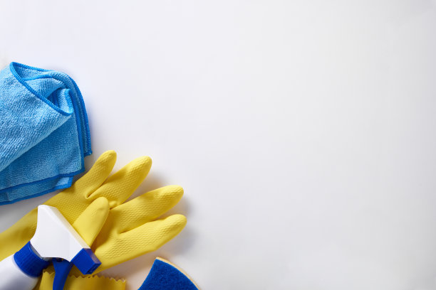 专业清洁设备对白色桌面进行隔离视图图片下载