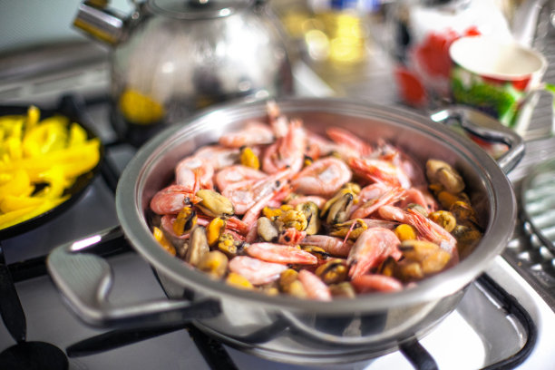 用银煎锅煮海鲜图片下载