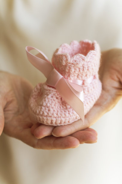 手拿着靴子图片下载