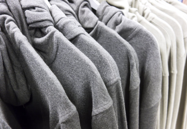 灰色衣服挂在店里的衣架上。图片下载