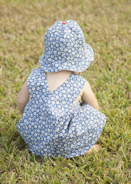 草丛中的女孩图片下载