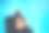 一个年轻的黑发女子的简介使自拍照片在手机上与自拍杆在游泳池床垫上。副本的空间。从上面的观点图片下载