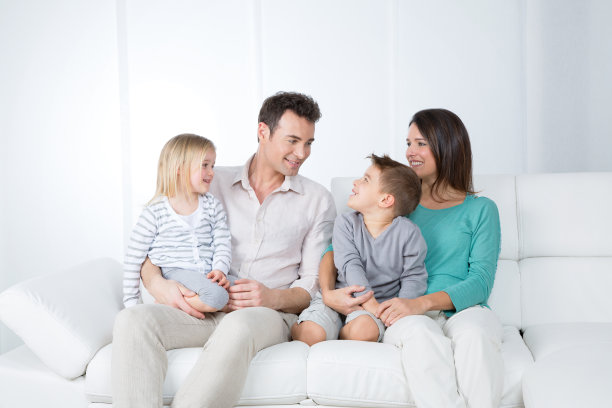 年轻的家庭团聚图片下载