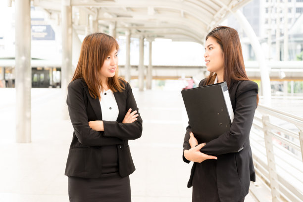 女商人走出办公室，互相交谈。图片下载