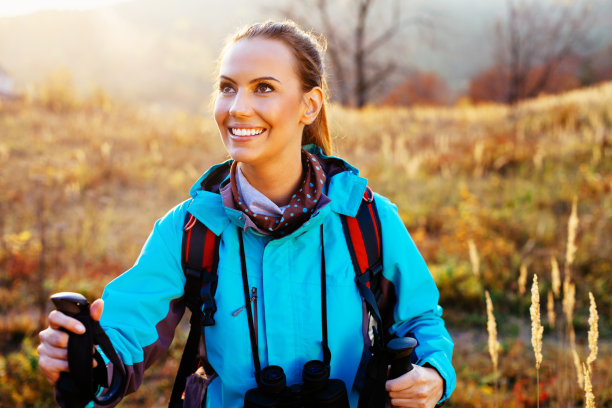 年轻女子徒步旅行图片下载