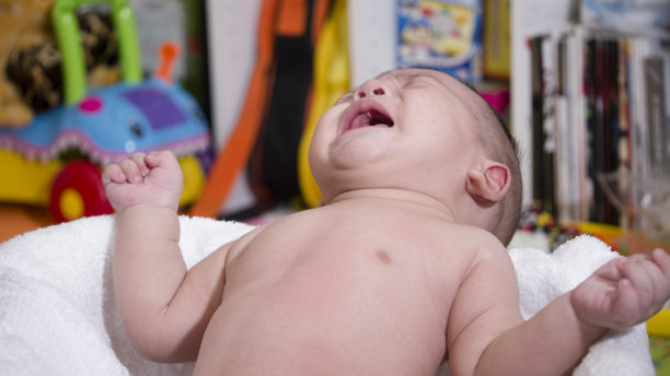 哭泣的婴儿。图片下载