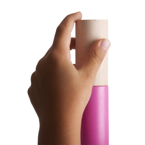 儿童的手和木制圆柱体图片下载