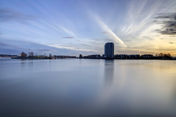 弗雷泽河在日落与平滑的水的效果图片下载