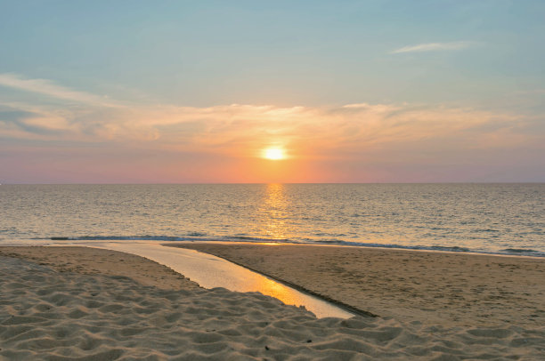 泰国普吉岛海滩上美丽的日落图片下载