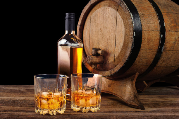 威士忌和橡木桶图片下载