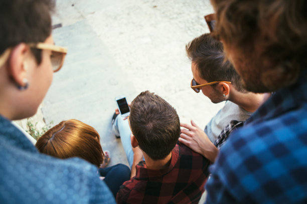 后视图的人看电话图片下载