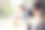 一对美丽的夫妇在家里放松，爱护他们的宠物图片下载