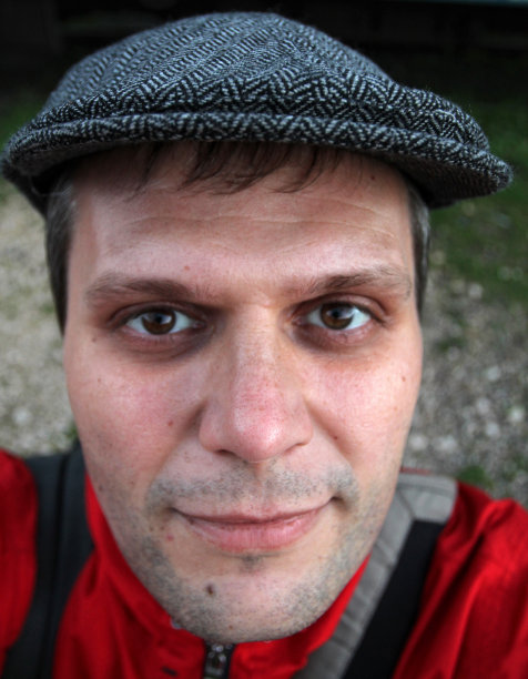 男人严肃地看着图片下载