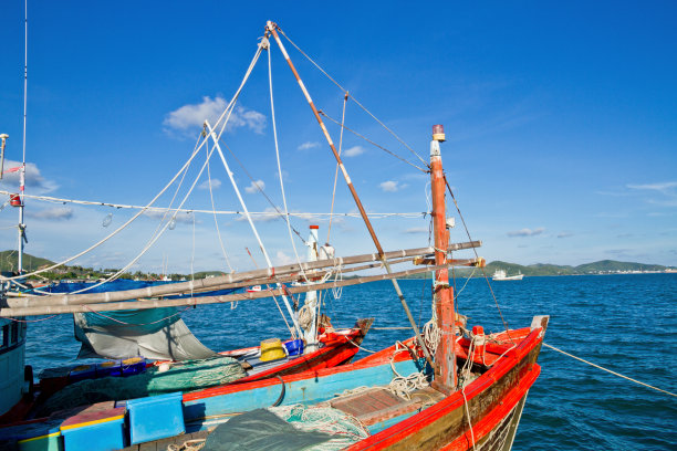 蓝色海面上的五彩渔船图片下载
