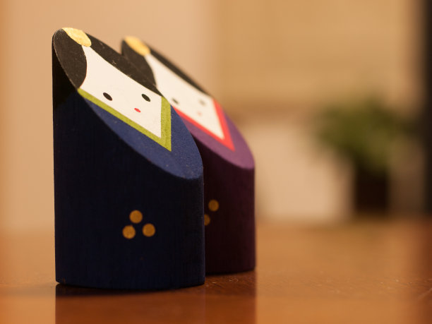 doll of Japanese couple made with wood 木製の和風夫婦雛飾り人形图片下载