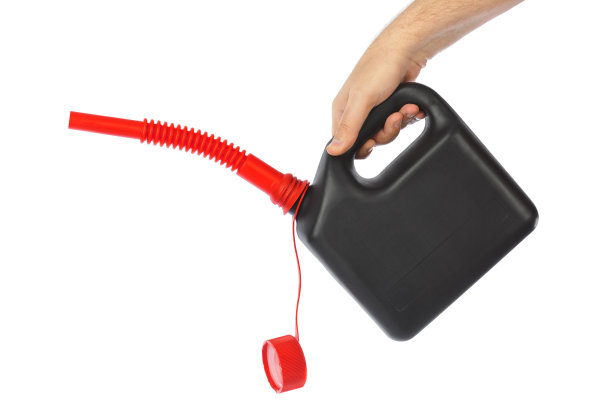 手拿塑料桶图片下载