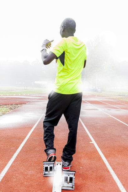 运动员在赛前做伸展运动图片下载