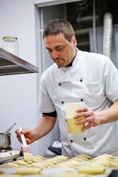 面包师准备甜羊角面包图片下载