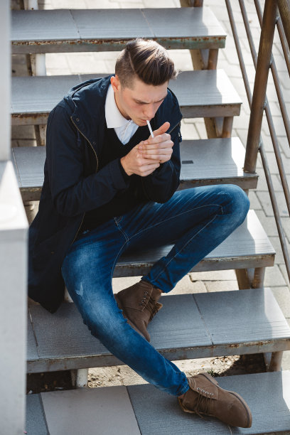 吸烟的时尚潮男模特图片下载