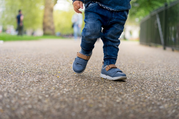 亚洲宝宝第一次在公园里散步图片下载