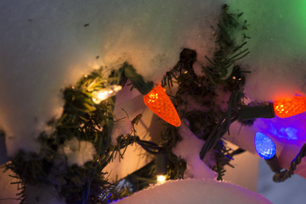 白雪覆盖的花环和灯光图片下载