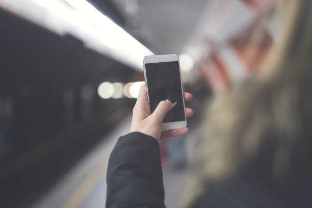 女性使用智能手机的特写图片下载