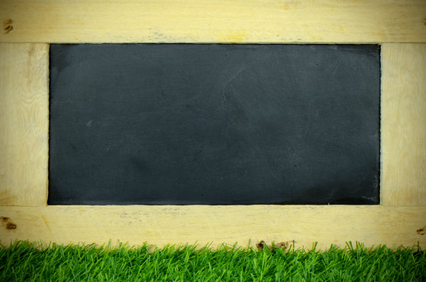 草坪上的空白黑板。图片下载