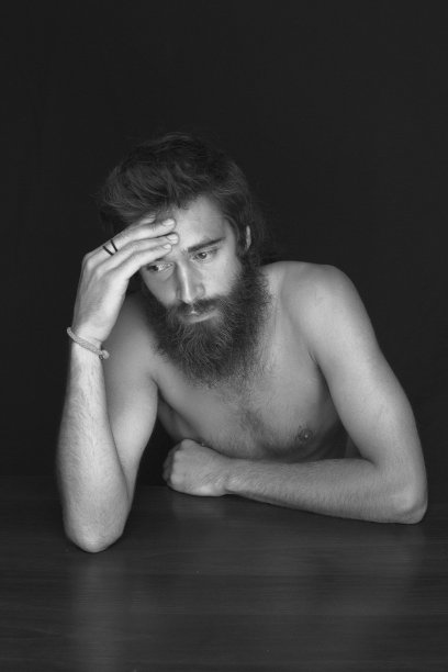 胡子男人思考的肖像图片下载