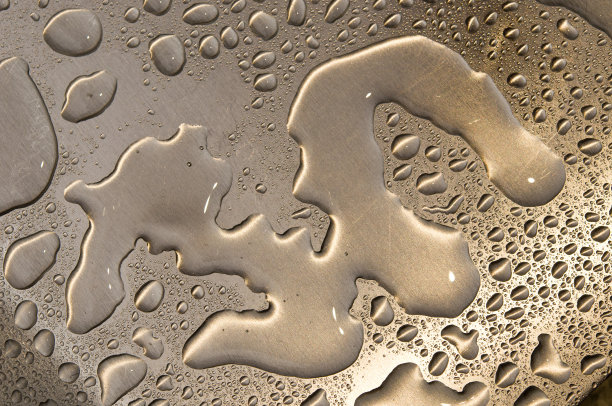 水滴在拉丝金属上图片下载