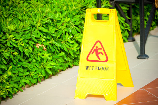 警告标签“湿地板”在瓷砖地板黄色图片下载