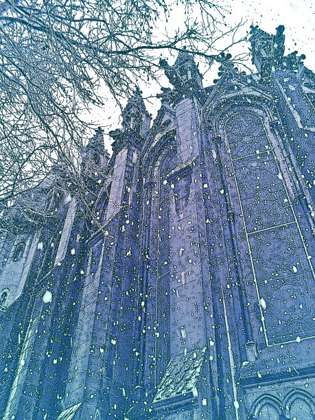 美丽的冬天在欧洲城市。白天的街道场景下雪，房子和汽车。法国里尔,Nord-Pas-de-Calais。图片下载