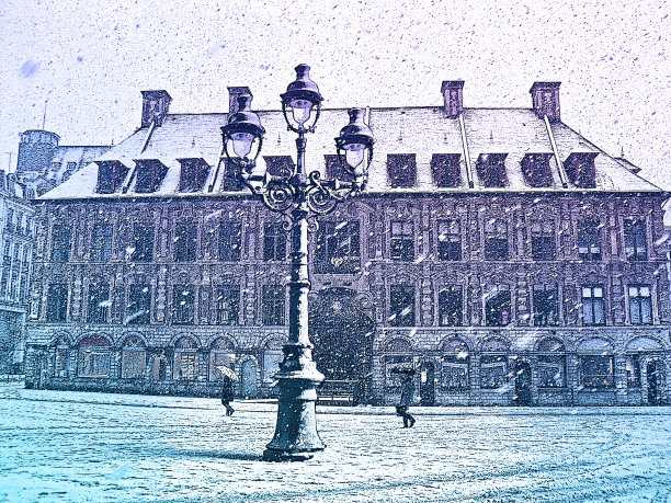 暴风雪在古老的欧洲城镇。法国里尔市中心广场上人头攒动，街灯和古老的证券交易所大楼。图片下载