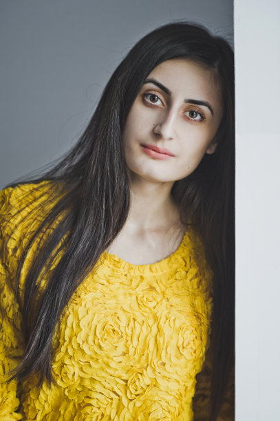 .那个女孩紧靠着窗户站在那里。图片下载