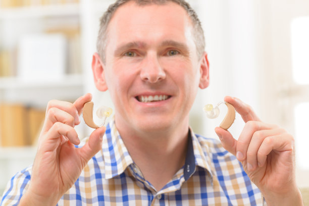 男子展示失聪物品图片下载