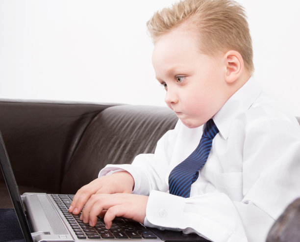 男孩在电脑上工作图片下载