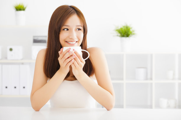 快乐的亚洲年轻人喝咖啡图片下载