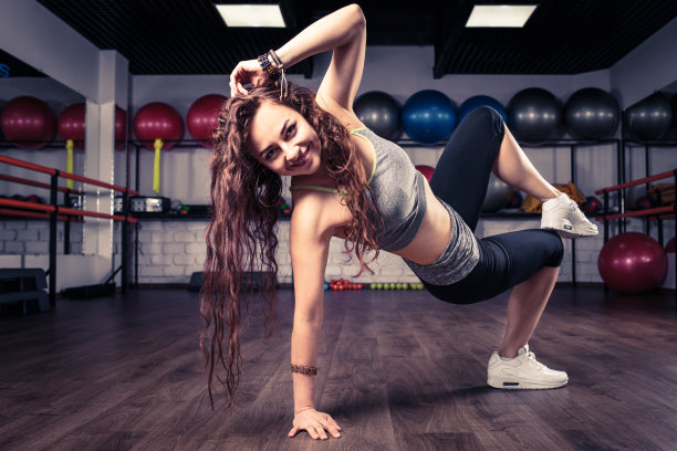 女子尊巴健身舞者在健身房跳舞锻炼素材图片