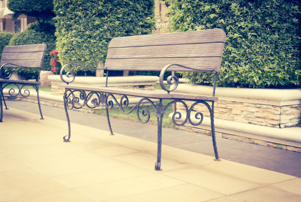 花园里装饰的长凳图片下载