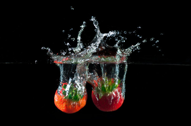 草莓溅水图片下载