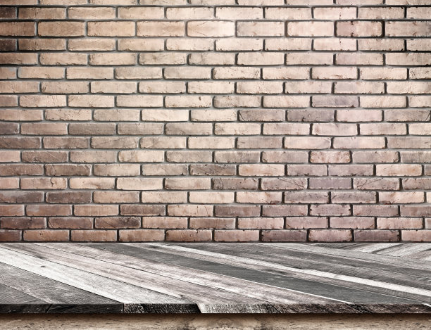 空对角线木制桌面在模糊的白色砖墙图片下载