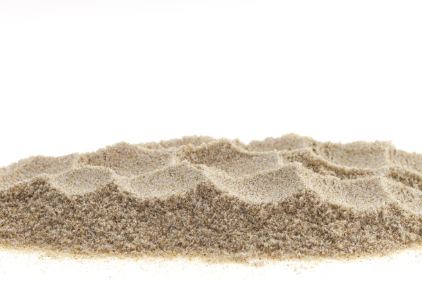 一堆孤立在白色背景上的沙子。图片下载