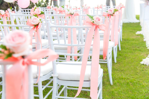 婚礼用花装饰的椅子。图片下载