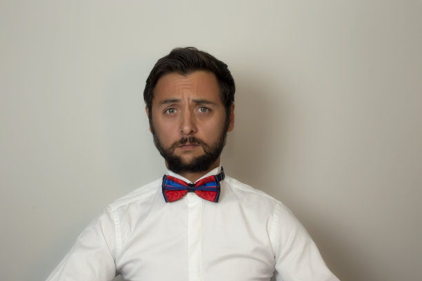 男性面部表情蝴蝶结图片下载