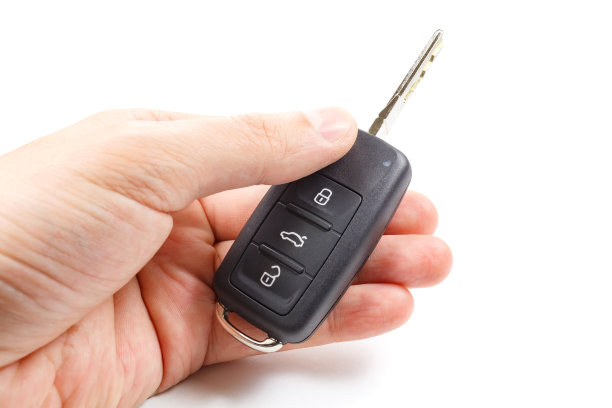 男子手中拿着打开的点火钥匙图片下载