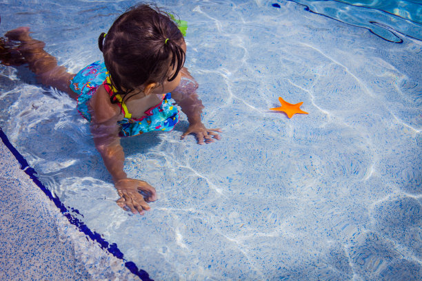 小女孩在游泳池里图片下载