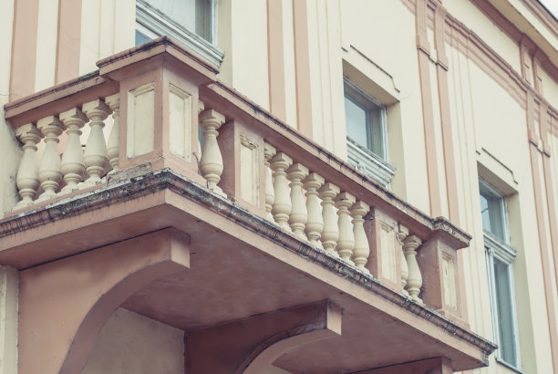 诺维萨德建筑正面的一部分，有纪念碑和雕像图片下载