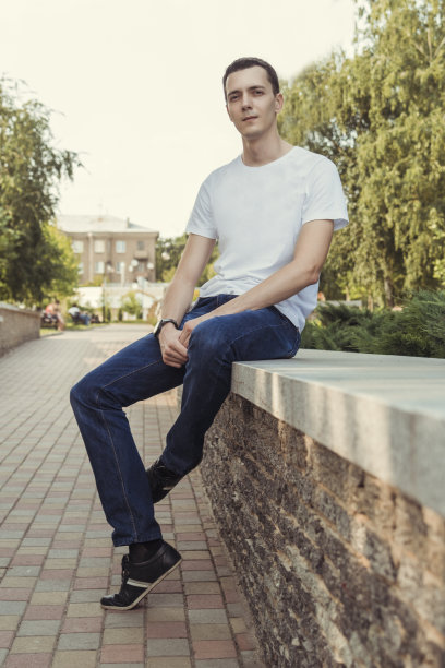 坐在公园里的帅哥图片下载